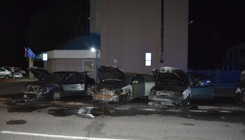 V noci zhoreli policajtom v Nitre autá. Niekto ich polial horľavinou