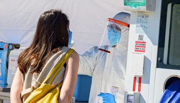 Kuriózny záver testovania na koronavírus. Úlomok výterovej tyčinky spadol žene do pľúc