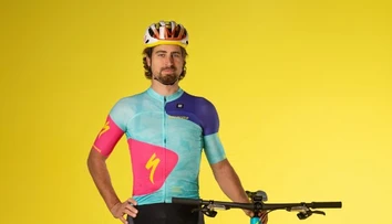 Sagan predstavil pred pretekmi bláznivý nový dres. Na štart ho však v piatok nepustili