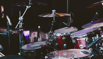 Hudobný svet v napätí: Bubeník slávnej skupiny počas sviatkov bojoval o život