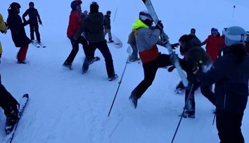VIDEO: Zjazdovka v známom lyžiarskom stredisku sa zmenila na bojisko. Padali päste, kopance aj palice