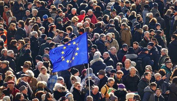 Slováci veria Bruselu viac než vlastným inštitúciám. S demokraciou je spokojných len 42 percent