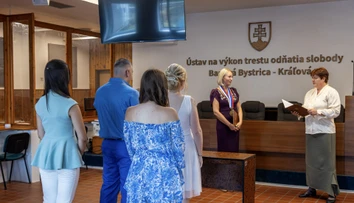 Netradičná svadba na strednom Slovensku. Mladý pár si povedal svoje „áno“ za múrmi väznice