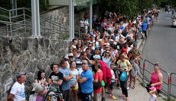 „Toto bolo naposledy, čo sme tam prišli.“ Na lanovku v Tatrách čakali ľudia až 4 hodiny, tlačili sa aj na chodníkoch (VIDEO)