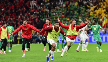 VIDEO: Bláznivé zábery z finále bavia svet. Podávači lôpt chceli okradnúť hviezdu a naháňali brankára