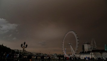 Búrka Ophelia má na konte už tri obete, priniesla aj prach zo Sahary