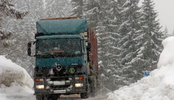 Horský priechod Čertovica je pre nepriaznivé počasie uzavretý, cez Donovaly a Šturec neprejdú kamióny
