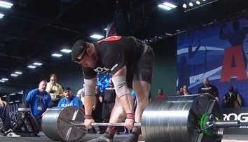 VIDEO: Na hranici možností. Ruský silák zdvihol 426 kg a začala z neho tryskať krv