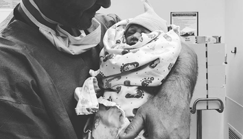 Slávny spevák je trojnásobným otcom. Dojemnejší záber dnes neuvidíte