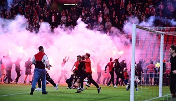 Šialený záver v českom derby. Slavia mala titul na dosah, fanúšikovia vtrhli na trávnik priskoro