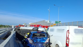 FOTO: Reťazová nehoda na D1 pri Bratislave. Zrazili sa štyri autá