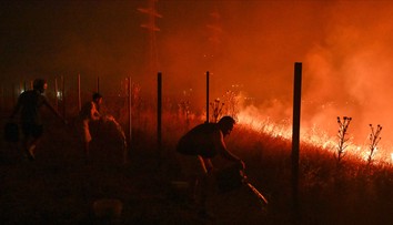 Dovolenkové krajiny sú v plameňoch. Naprieč južnou Európou sa šíria lesné požiare