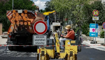 Keď Bratislava stojí, opravujú. Keď sa cesty uvoľnia, končia. Nemalo by to byť práve naopak, pýtajú sa vodiči