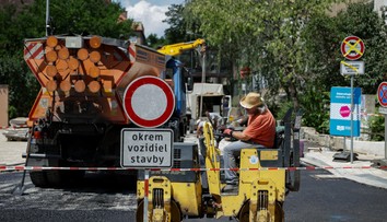 Keď Bratislava stojí, opravujú. Keď sa cesty uvoľnia, končia. Nemalo by to byť práve naopak, pýtajú sa vodiči