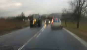 VIDEO: Cez plnú čiaru a v zákrute. Nepochopiteľný obiehací manéver sa skončil nehodou