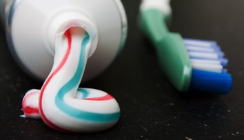 Zubná pasta z vlasov. Ľudia si môžu poškodenú sklovinu nahradiť inováciou v medicíne