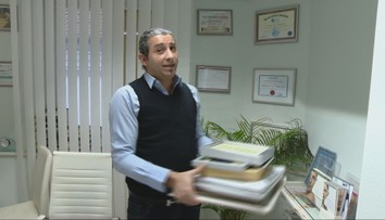 Počas operácií sa fotil s pacientkami a odskakoval si na cigaretu. Falošného plastického chirurga poslal súd za mreže