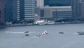 VIDEO: Dramatické chvíle. Hydroplán sa nakláňal nabok, potom tvrdo pristál na rieke