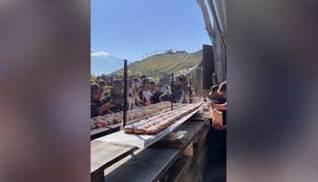 FOTO: Tradičné pečivo spustilo uprostred hôr hotové šialenstvo. Na pochúťku turisti čakajú hodiny