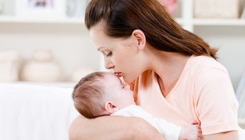 Dvojročný chlapček takmer prišiel o oko. Príčinou mohol byť obyčajný bozk