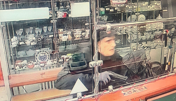 Lupič so zbraňou vtrhol do záložne v Petržalke. O pár sekúnd sklamaný odišiel