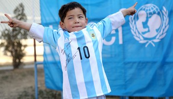 Konečne sa dočkal! Namiesto igelitky môže nosiť originál s podpisom