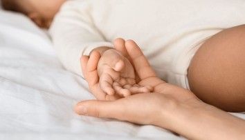 Pri umelom oplodnení jej dali nesprávne embryo. Biologickí rodičia sa museli svojho dievčatka vzdať