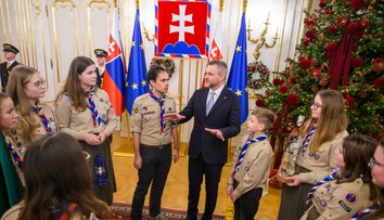 Betlehemské svetlo pricestovalo na Slovensko, prevzal ho prezident