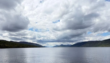 FOTO: Prekvapivý nález v jazere Loch Ness. Satelitná snímke odhalila tri tajuplné objekty