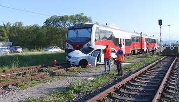 Pod Tatrami sa zrazil vlak s autom, vodič a spolujazdec skončili v nemocnici