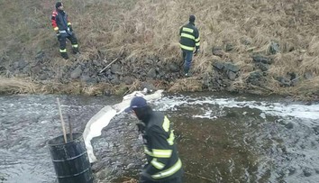 V potoku pri Štrbe objavili neznámu látku, zasahovali tam hasiči
