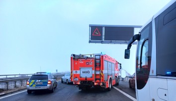Diaľnicu D1 v Česku zablokovala séria hromadných nehôd. V hmle sa zrazilo až 40 vozidiel