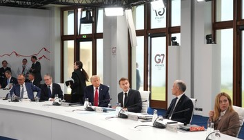 Lídri G7 si mysleli, že ich nikto nepočuje. Mikrofóny zachytili nečakané momenty