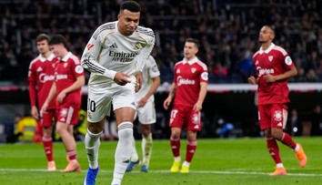 Real Madrid sa triumfom priblížil k vedúcej Barcelone. Kylian Mbappé vyrovnal rekord C. Ronalda