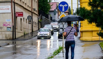 Na Slovensko sa valí studený front. SHMÚ vydal výstrahy pred búrkami