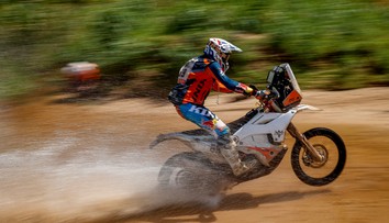 Dakar: Líder prišiel o vedenie v celkovom poradí kurióznym spôsobom. Na trati ho čakalo prekvapenie