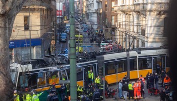 FOTO: Tragická nehoda v Miláne. Po vykoľajení električky hlásia jedného mŕtveho a desiatky zranených