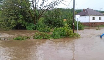 FOTO: Voda z potoka zaplavila hlavnú cestu i pivnice. V obci na východe Slovenska rátajú škody