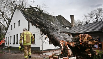 Búrka Knud nad Škandináviou zoslabla. Výstrahy meteorológovia zrušili