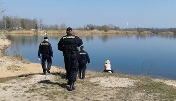 Česko pobavilo svet. Policajti nachytali nudistov bez rúšok a vznikol z toho vtipný slogan