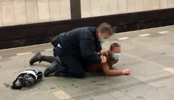 VIDEO: Revízor sa na stanici pražského metra pobil s cestujúcou. Svedkyňa hovorí o brutalite