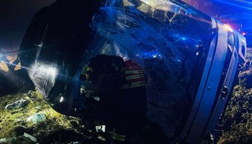 Hrozivá nehoda na diaľnici D1: Autobus sa prevrátil (FOTO)
