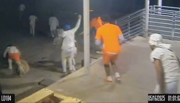 Útek ako z filmu: Väzni v USA zdrhli cez dieru v stene. Jedného už chytili, ostatní sú na úteku