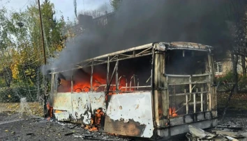 Pri ruskom útoku na ukrajinský Kramatorsk boli zasiahnuté dva autobusy. Hlásia najmenej 12 obetí