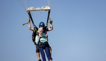 Vo veku 104 rokov sa stala najstaršou parašutistkou. Starenka zomrela len týždeň po prekonaní rekordu