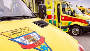 Transport seniorky s tragickým koncom. Žena mala zomrieť po tom, čo záchranárom spadla z nosidiel