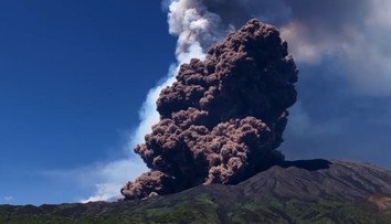 Hrozivá erupcia Etny: Okolie zamoril hustý čierny dym, vystrašení turisti utekali do bezpečia