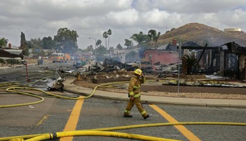 VIDEO: Zábery lietadla, ktoré sa zrútilo v obytnej štvrti. Dopadlo na dodávku kuriéra