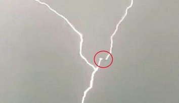 VIDEO: Unikátny okamih. Lietadlo v zlomku sekundy zasiahli tri blesky