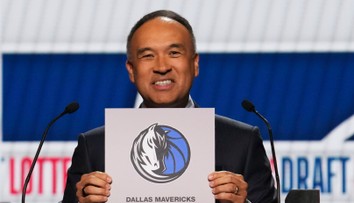 Rarita v draftovej lotérii NBA. Šancu mal menšiu ako dve percentá, Dallas napriek tomu získal prvú voľbu